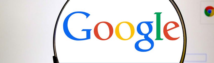 Multa Google: Lente che ingrandisce il logo di Google