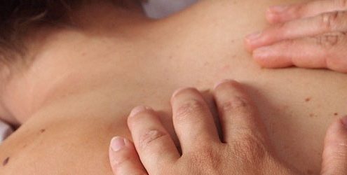 Mani di fisioterapista che eseguono un massaggio