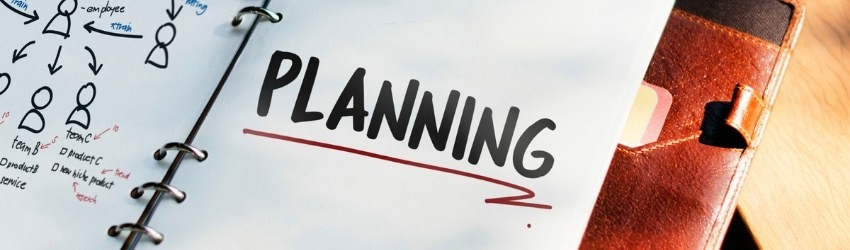 Pianificare la migliore Strategia: taccuino con scritto "planning" sottolineato in rosso
